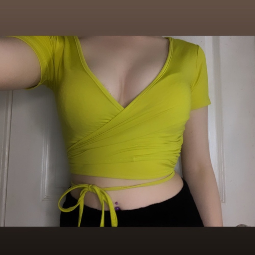 Wrap around crop top 💛